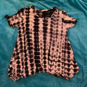 Handkerchief hem, caged sleeve, Flowy shirt